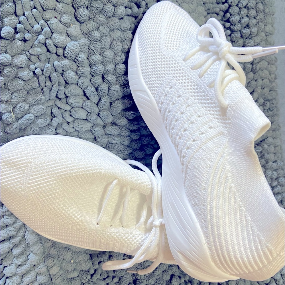 New White sneakers size 40.